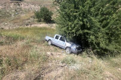Kamyonet dereye uçtu: 2 yaralı