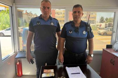 Sahte dövizle alışveriş yapmak isterken yakalandı